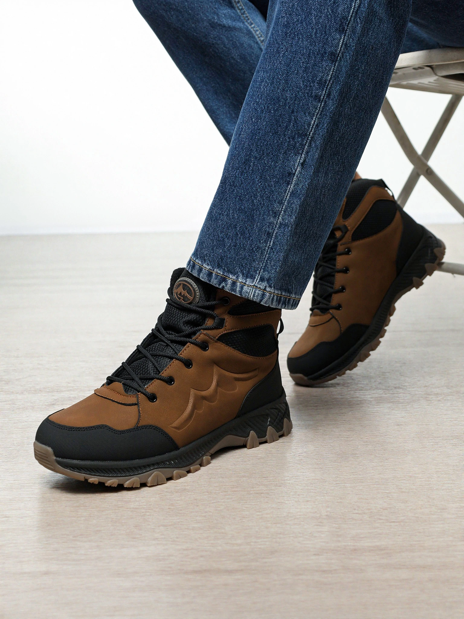 Ботинки комбинированные  коричневого цвета на рельефной подошве